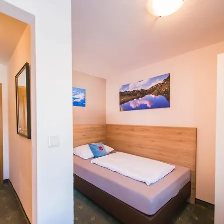 Готель Alpina's Beds & Boots 3*